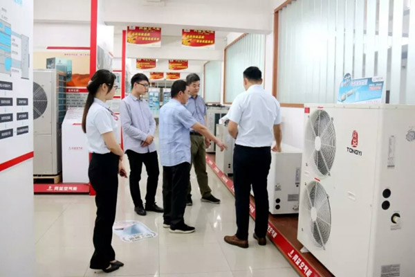 山东清洁能源供暖产业联盟领导了解同益空气能产品